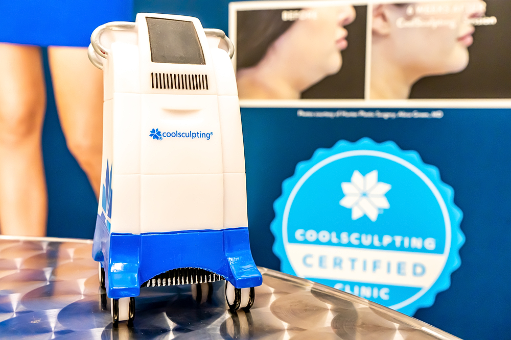 coolsculpting applicator on abdomen