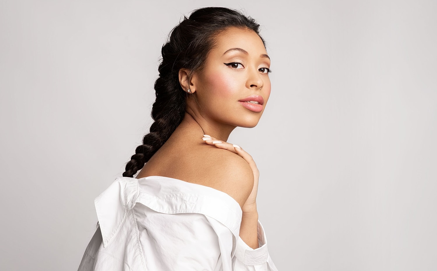 Young woman with glowing skin and defined jawline after a combination of dermal fillers and PRP biostimulators.