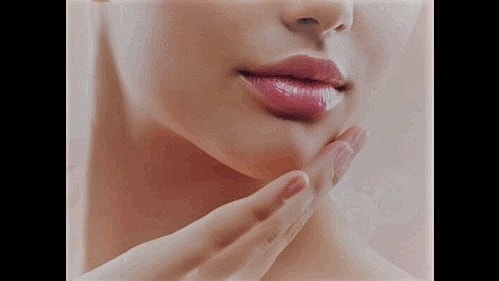 model touching her chin