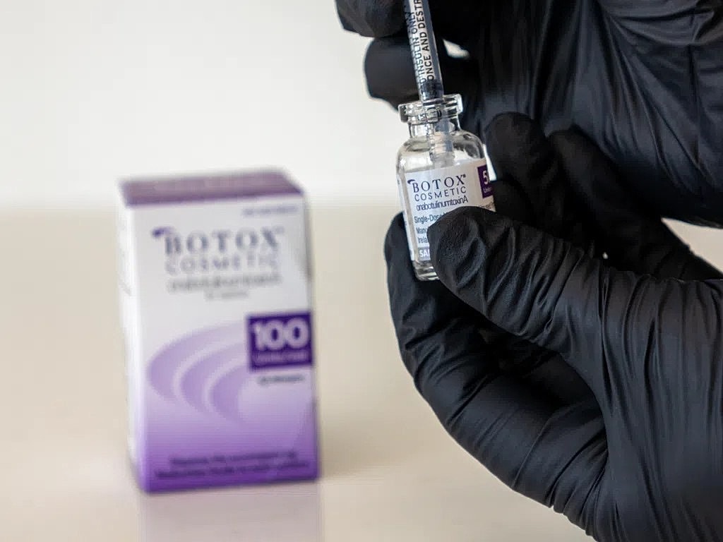 botox cosmetic vial, dosing, black gloves